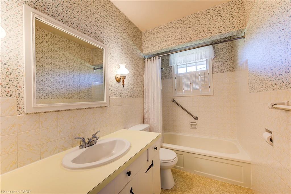 378 Stevenson Street N, Guelph, ON - Indoor Photo Showing Bathroom