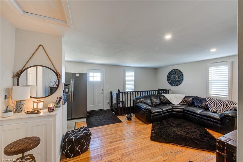 128 Dover Street, Otterville, ON - Indoor Photo Showing Living Room
