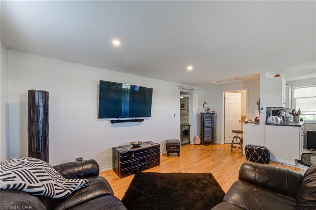 128 Dover Street, Otterville, ON - Indoor Photo Showing Living Room