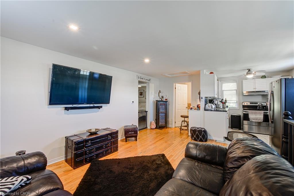 128 Dover Street, Otterville, ON - Indoor Photo Showing Living Room