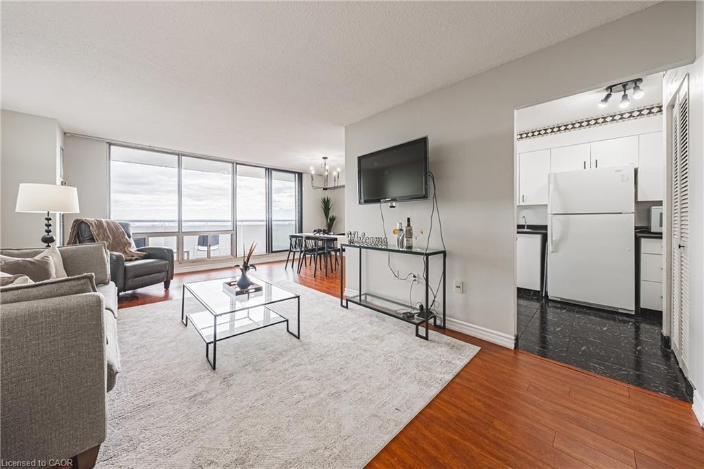 1206-2055 Upper Middle Road, Burlington, ON - Indoor Photo Showing Living Room