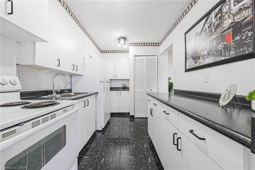 1206-2055 Upper Middle Road, Burlington, ON - Indoor Photo Showing Kitchen