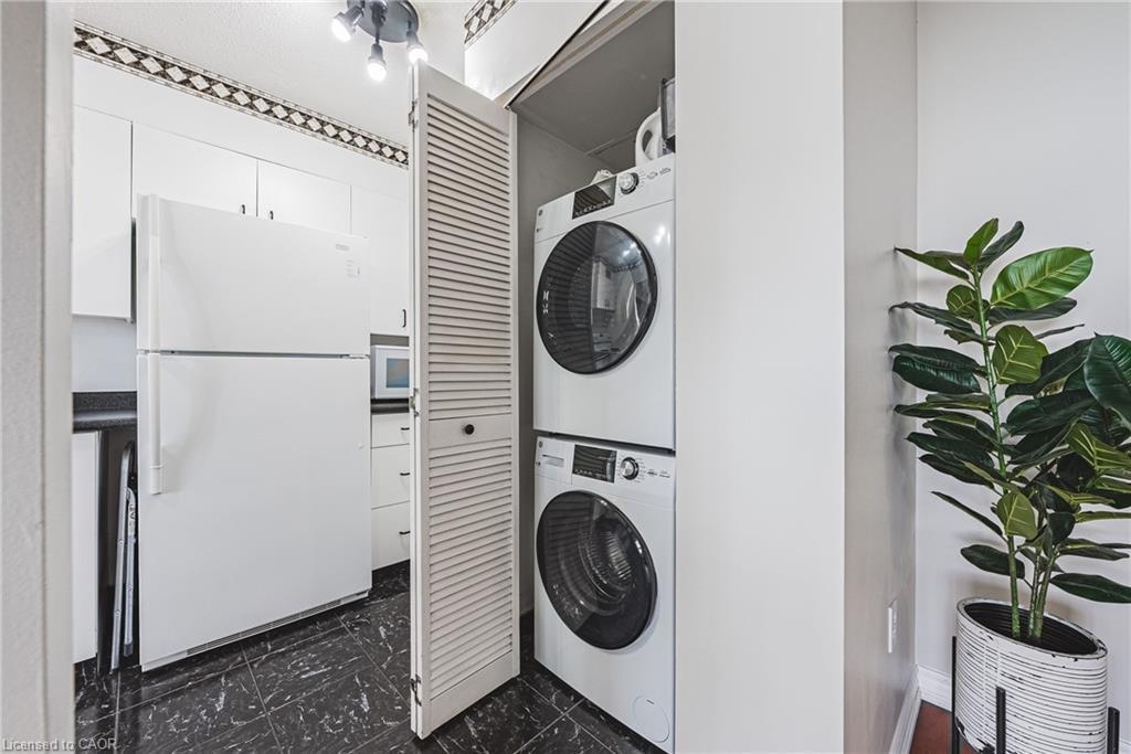 1206-2055 Upper Middle Road, Burlington, ON - Indoor Photo Showing Laundry Room