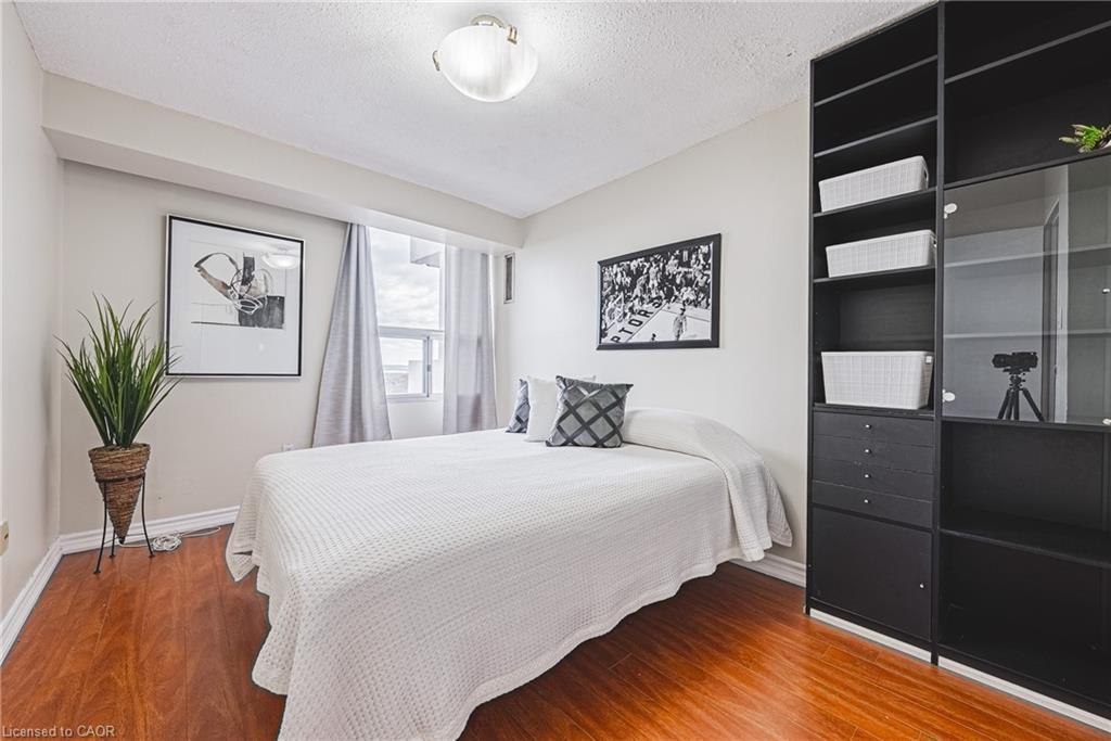 1206-2055 Upper Middle Road, Burlington, ON - Indoor Photo Showing Bedroom