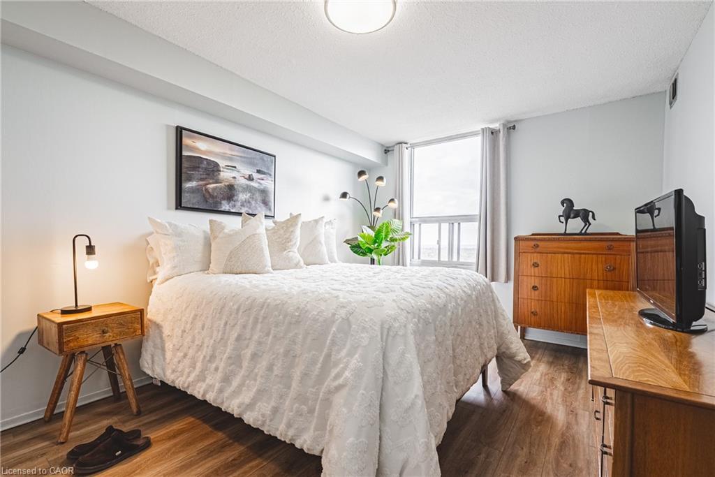 1206-2055 Upper Middle Road, Burlington, ON - Indoor Photo Showing Bedroom