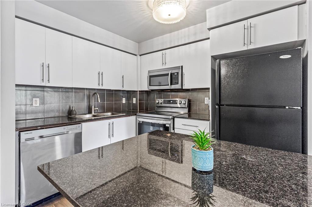 401-310 Burnhamthorpe Road W, Mississauga, ON - Indoor Photo Showing Kitchen With Stainless Steel Kitchen With Double Sink