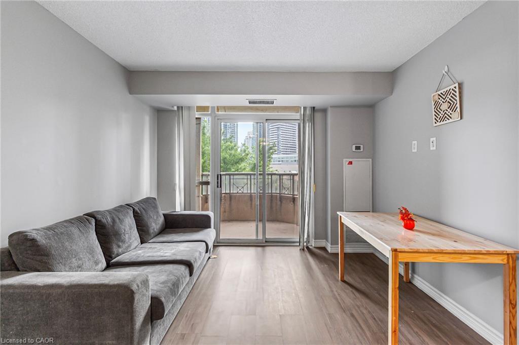 401-310 Burnhamthorpe Road W, Mississauga, ON - Indoor Photo Showing Living Room