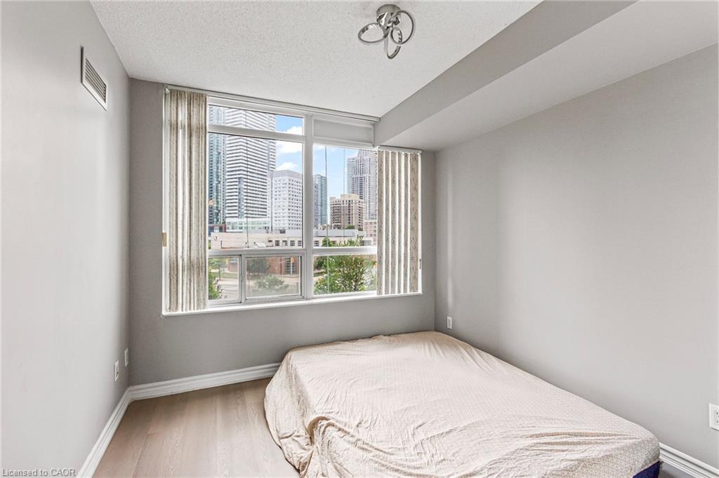 401-310 Burnhamthorpe Road W, Mississauga, ON - Indoor Photo Showing Bedroom