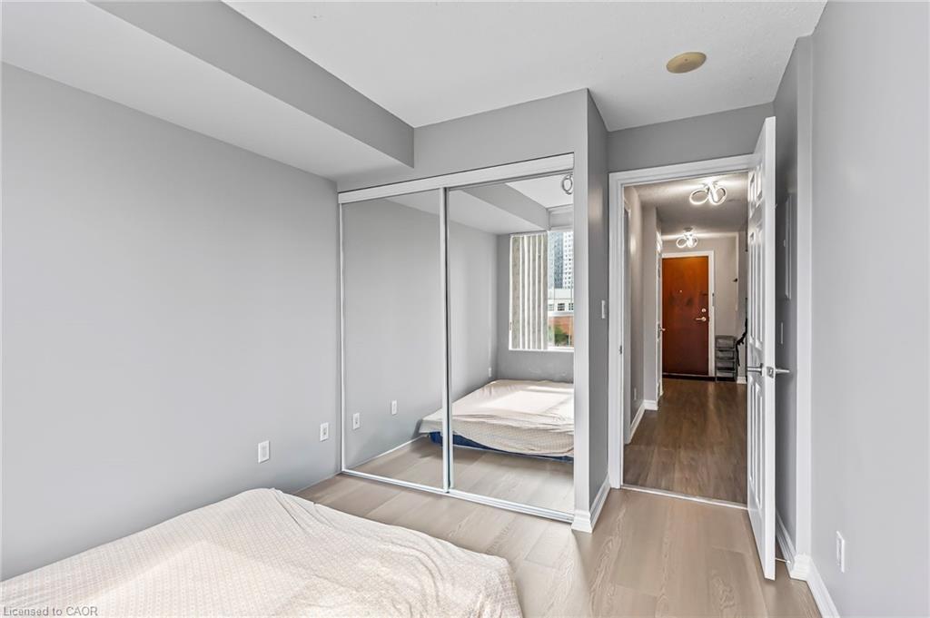 401-310 Burnhamthorpe Road W, Mississauga, ON - Indoor Photo Showing Bedroom