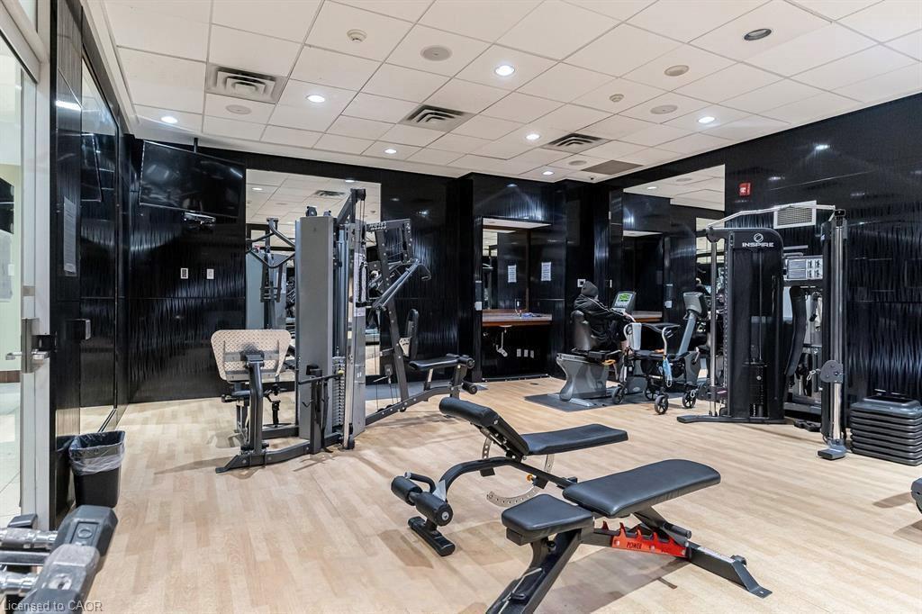 401-310 Burnhamthorpe Road W, Mississauga, ON - Indoor Photo Showing Gym Room