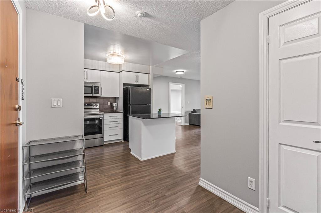 401-310 Burnhamthorpe Road W, Mississauga, ON - Indoor Photo Showing Kitchen