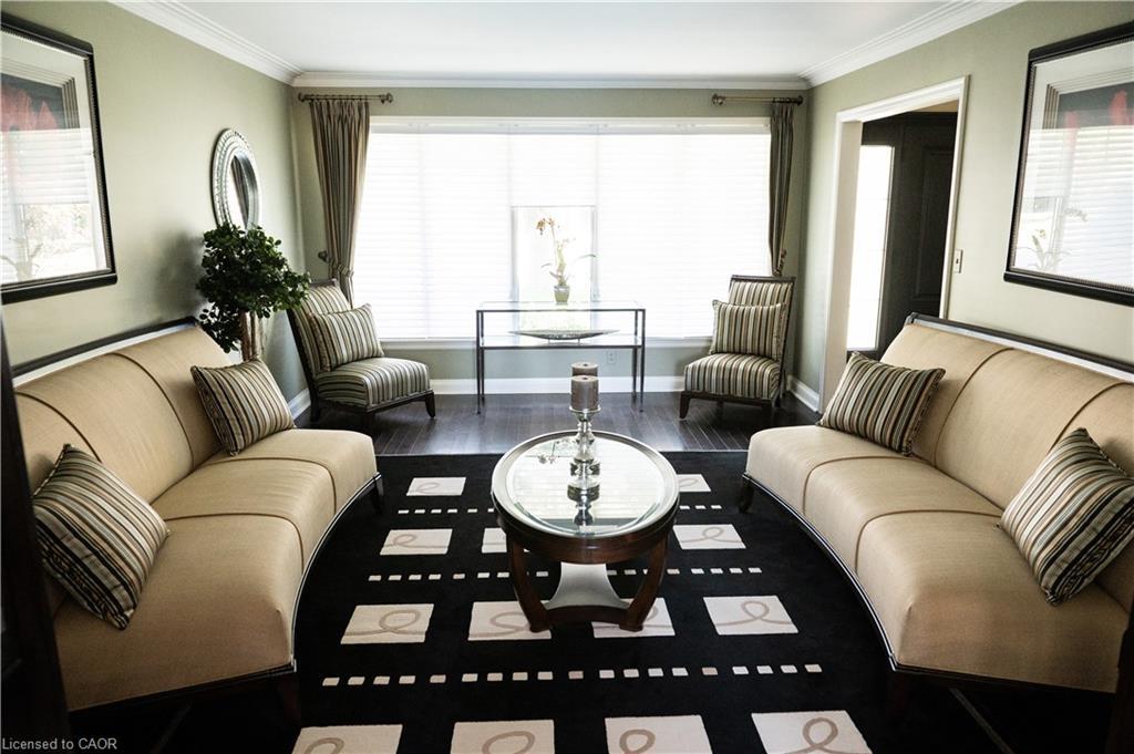 4194 Corrine Court, Burlington, ON - Indoor Photo Showing Living Room