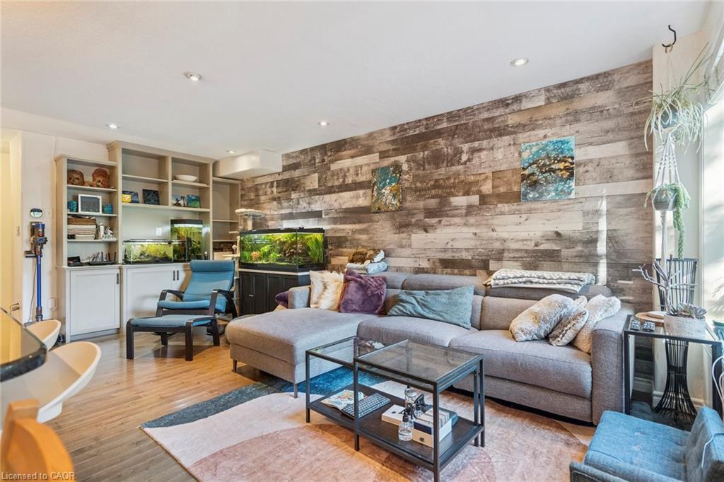 27 Pettit Street, Stoney Creek, ON - Indoor Photo Showing Living Room