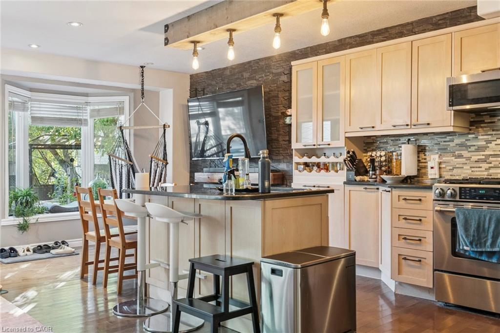 27 Pettit Street, Stoney Creek, ON - Indoor Photo Showing Kitchen With Upgraded Kitchen