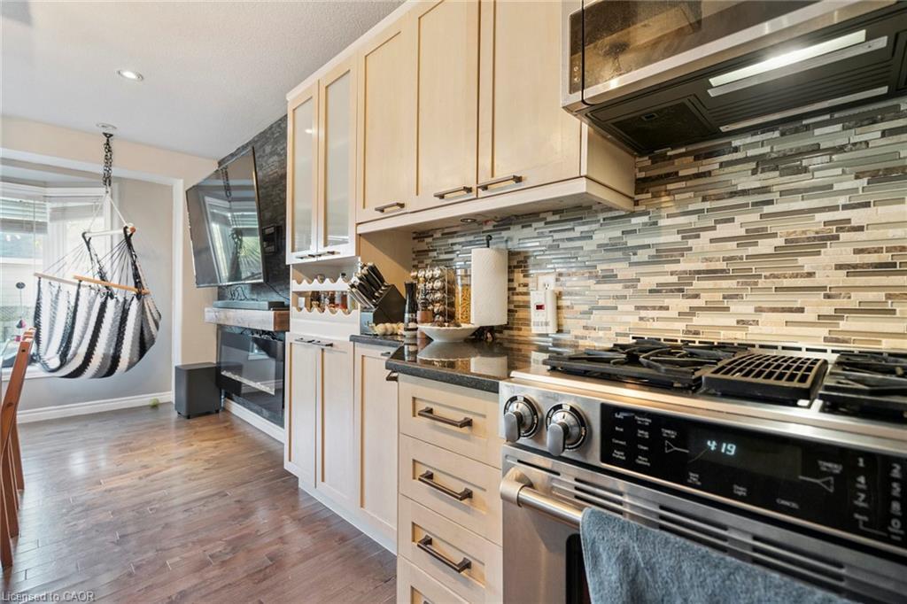 27 Pettit Street, Stoney Creek, ON - Indoor Photo Showing Kitchen With Upgraded Kitchen