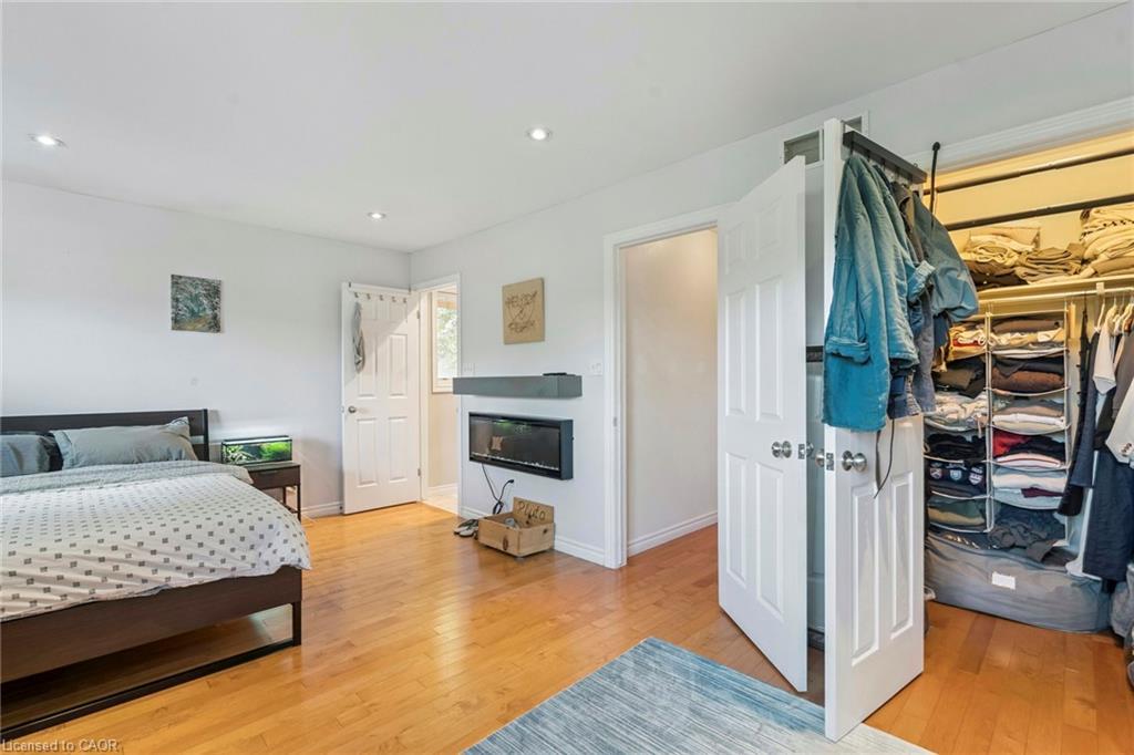 27 Pettit Street, Stoney Creek, ON - Indoor Photo Showing Bedroom