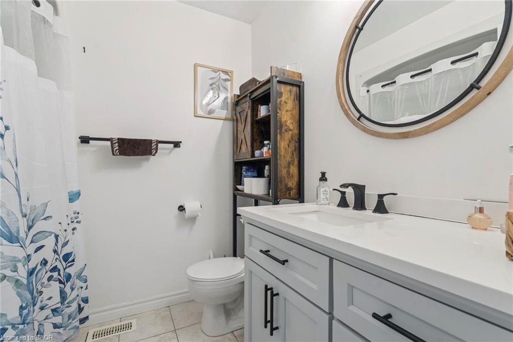 27 Pettit Street, Stoney Creek, ON - Indoor Photo Showing Bathroom