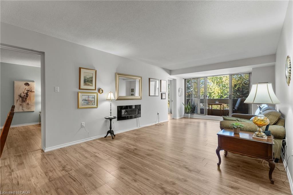 302-1201 North Shore Boulevard E, Burlington, ON - Indoor Photo Showing Living Room