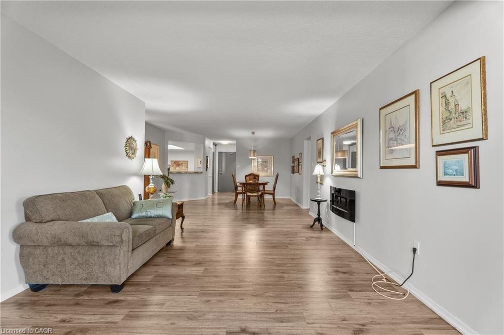 302-1201 North Shore Boulevard E, Burlington, ON - Indoor Photo Showing Living Room