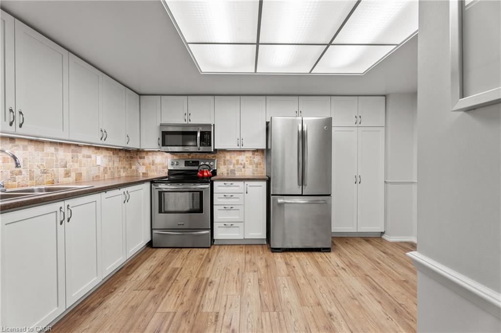 302-1201 North Shore Boulevard E, Burlington, ON - Indoor Photo Showing Kitchen With Double Sink