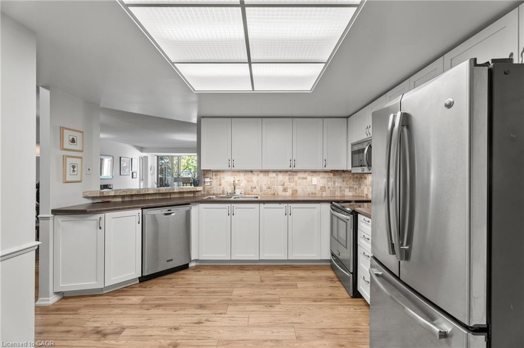 302-1201 North Shore Boulevard E, Burlington, ON - Indoor Photo Showing Kitchen With Upgraded Kitchen