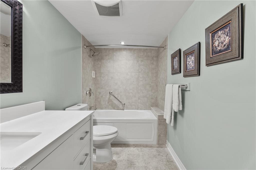 302-1201 North Shore Boulevard E, Burlington, ON - Indoor Photo Showing Bathroom