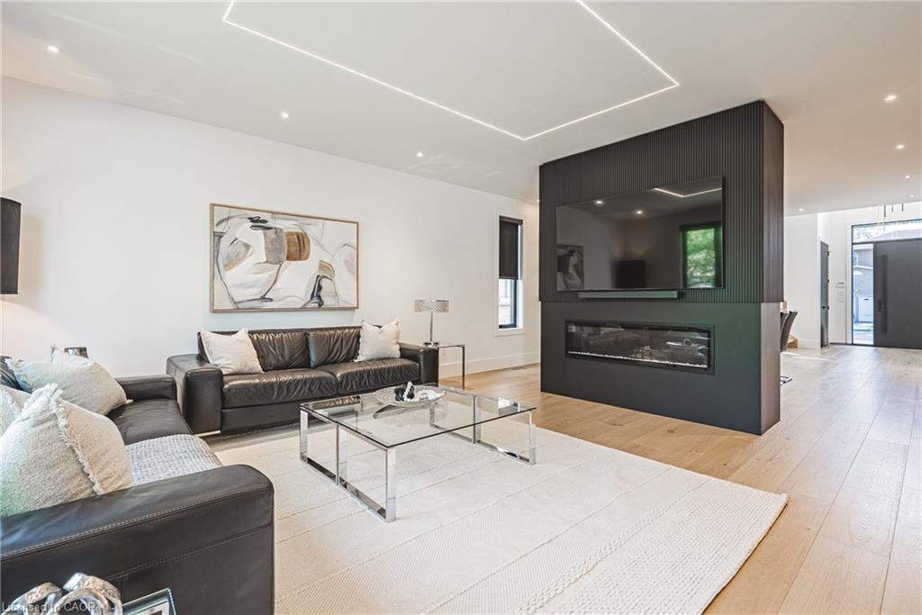 135 Eleanor Avenue, Hamilton, ON - Indoor Photo Showing Living Room