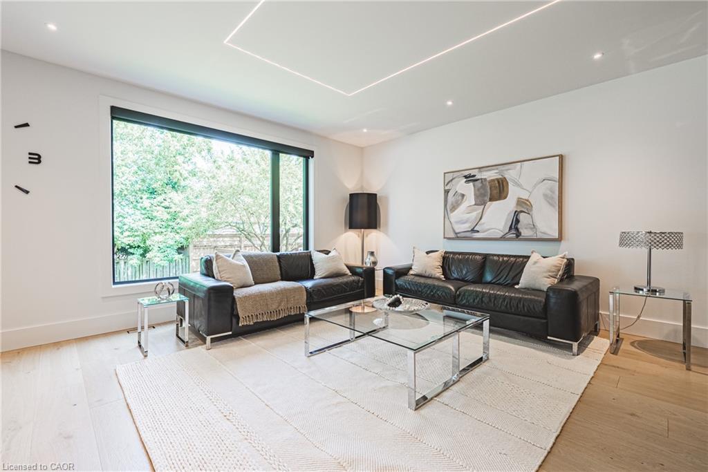 135 Eleanor Avenue, Hamilton, ON - Indoor Photo Showing Living Room