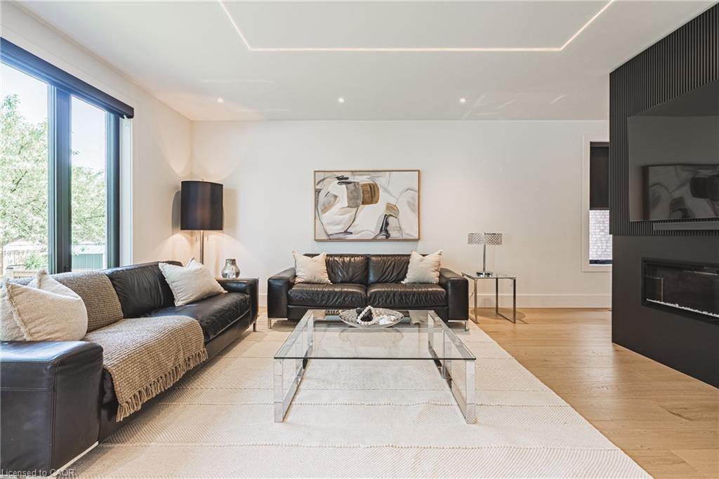 135 Eleanor Avenue, Hamilton, ON - Indoor Photo Showing Living Room