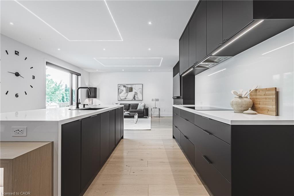 135 Eleanor Avenue, Hamilton, ON - Indoor Photo Showing Kitchen