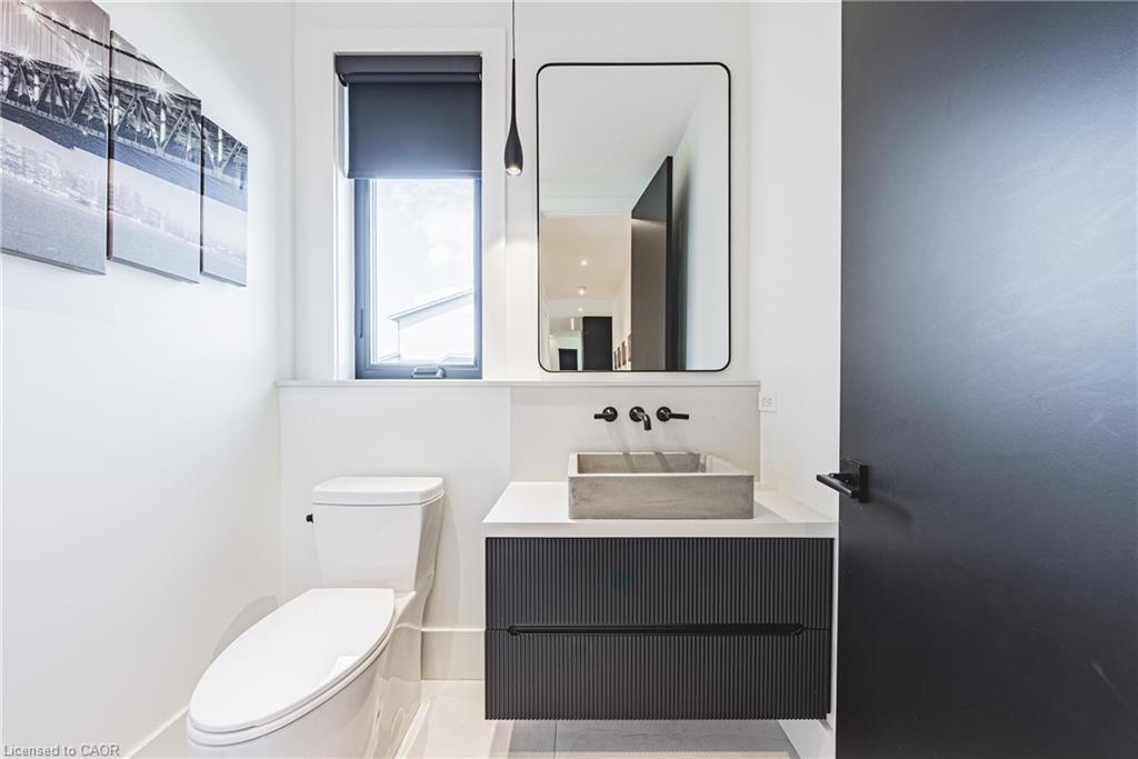 135 Eleanor Avenue, Hamilton, ON - Indoor Photo Showing Bathroom