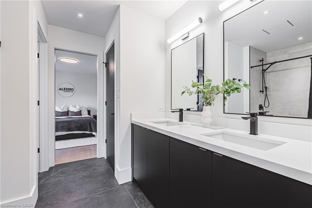 135 Eleanor Avenue, Hamilton, ON - Indoor Photo Showing Bathroom