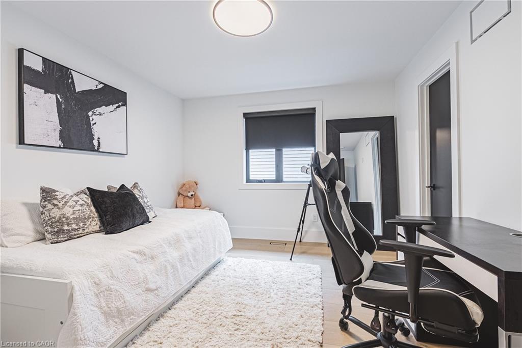 135 Eleanor Avenue, Hamilton, ON - Indoor Photo Showing Bedroom