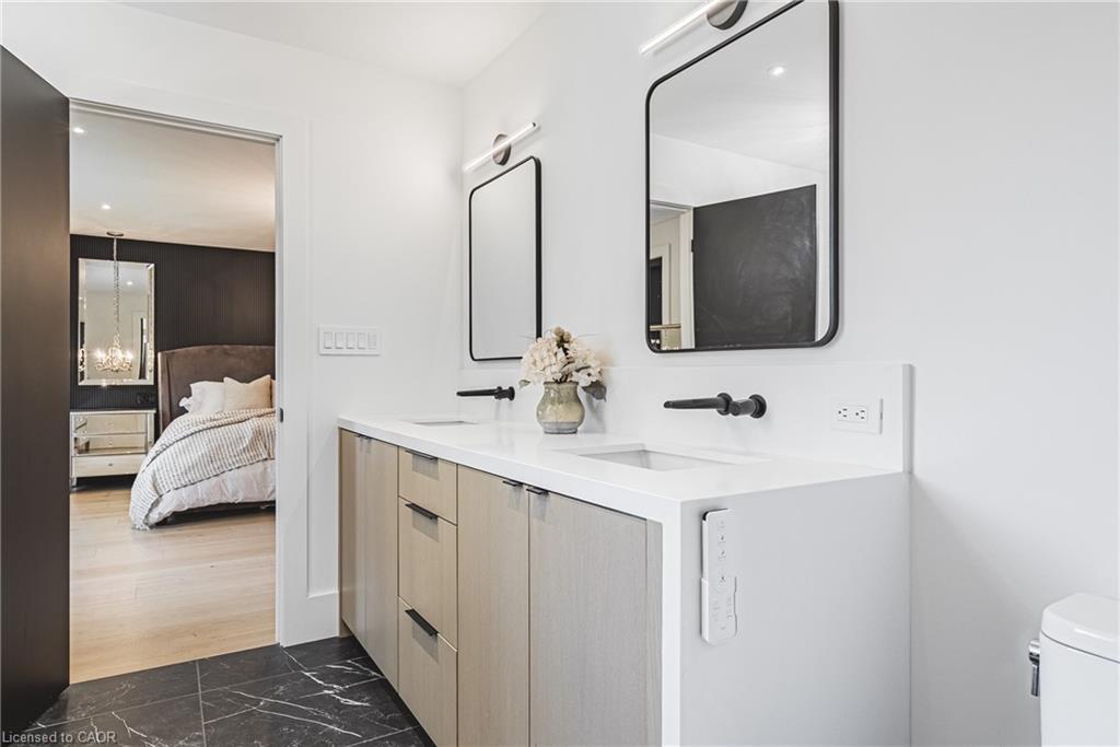 135 Eleanor Avenue, Hamilton, ON - Indoor Photo Showing Bathroom