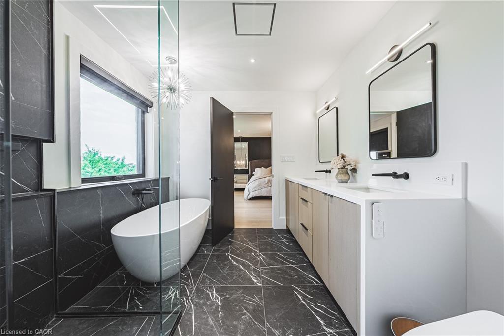 135 Eleanor Avenue, Hamilton, ON - Indoor Photo Showing Bathroom