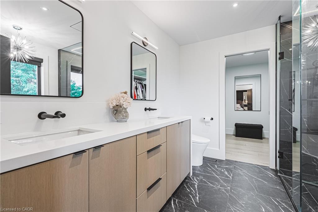 135 Eleanor Avenue, Hamilton, ON - Indoor Photo Showing Bathroom