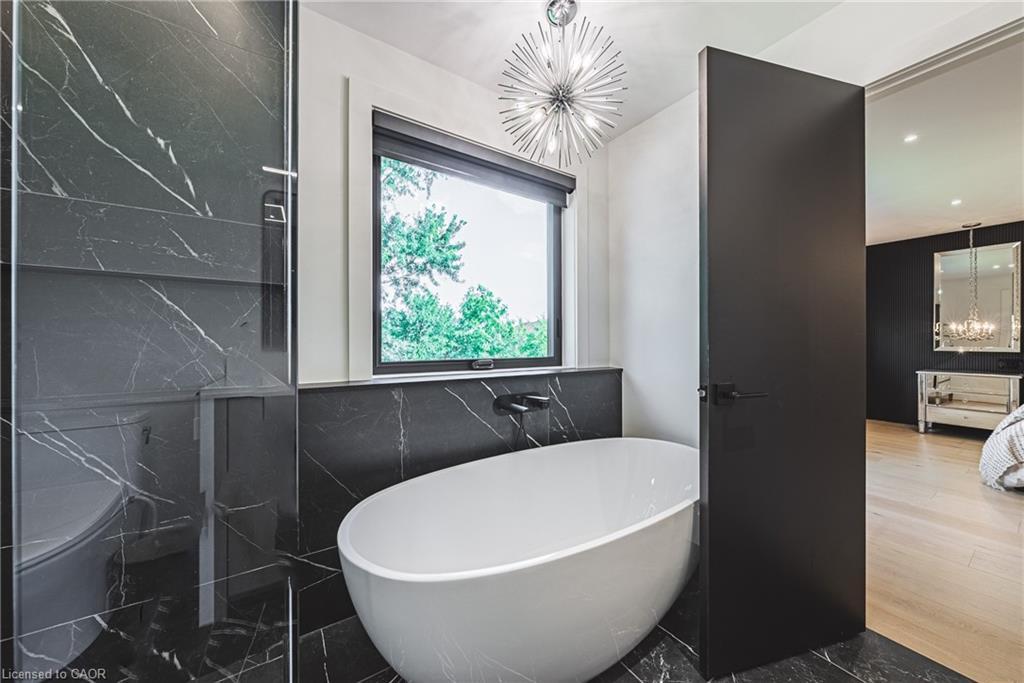 135 Eleanor Avenue, Hamilton, ON - Indoor Photo Showing Bathroom