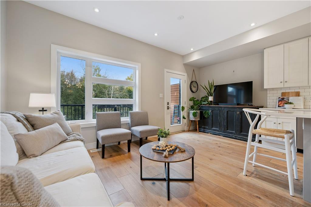 83-60 Arkell Road, Guelph, ON - Indoor Photo Showing Living Room