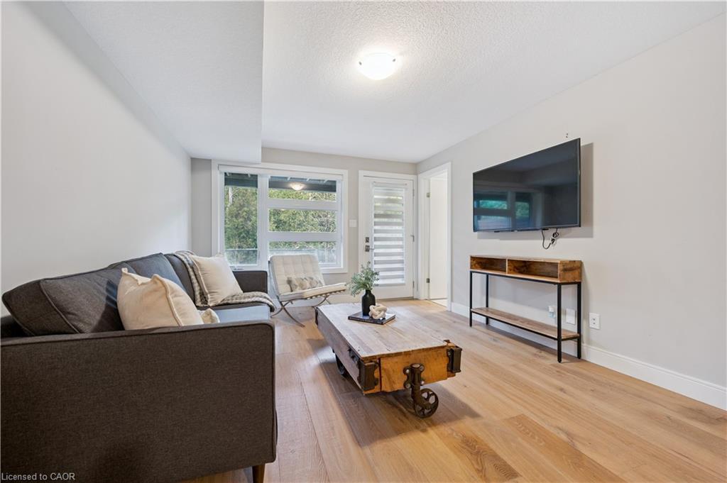 83-60 Arkell Road, Guelph, ON - Indoor Photo Showing Living Room