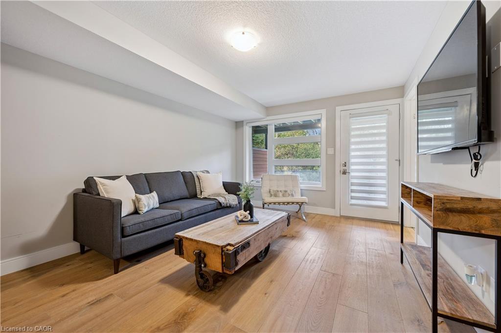 83-60 Arkell Road, Guelph, ON - Indoor Photo Showing Living Room
