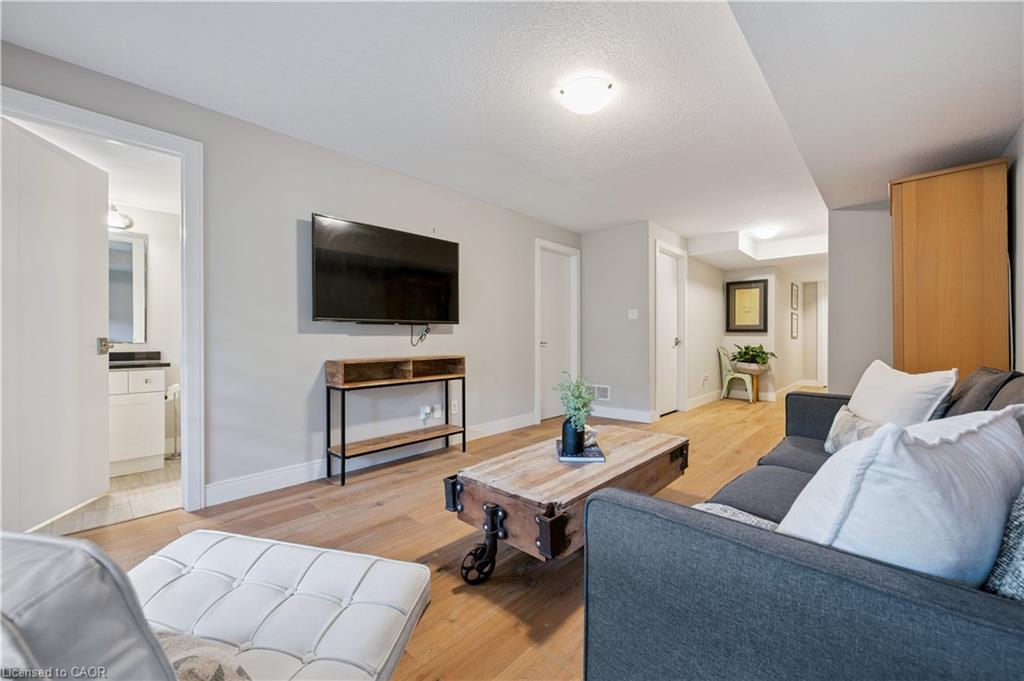 83-60 Arkell Road, Guelph, ON - Indoor Photo Showing Living Room