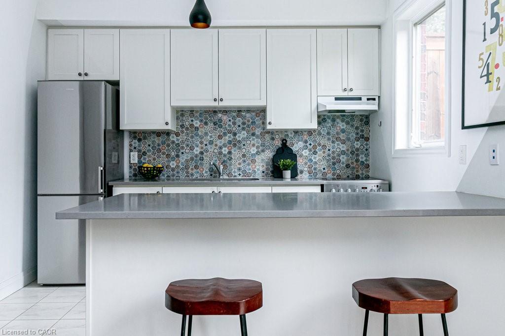 30-290 Barton Street W, Hamilton, ON - Indoor Photo Showing Kitchen
