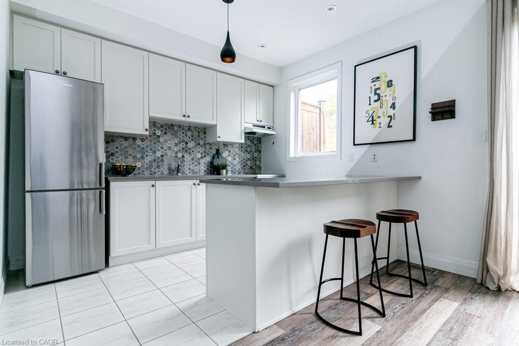 30-290 Barton Street W, Hamilton, ON - Indoor Photo Showing Kitchen