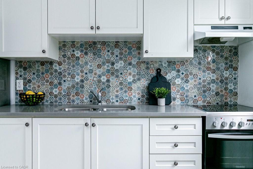 30-290 Barton Street W, Hamilton, ON - Indoor Photo Showing Kitchen With Double Sink