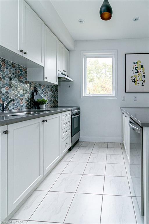 30-290 Barton Street W, Hamilton, ON - Indoor Photo Showing Kitchen