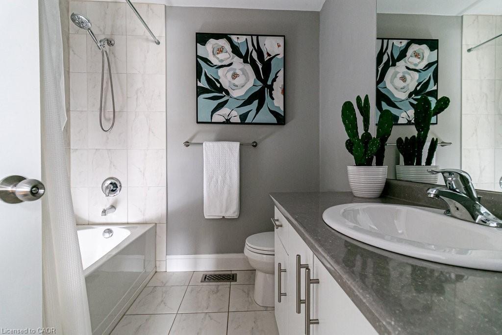 30-290 Barton Street W, Hamilton, ON - Indoor Photo Showing Bathroom