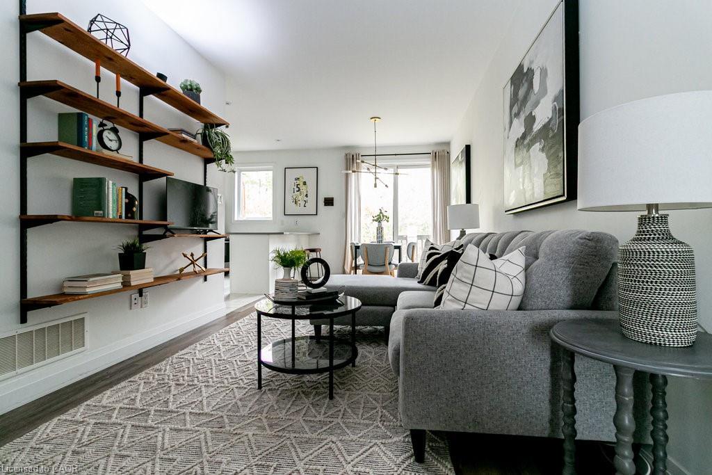 30-290 Barton Street W, Hamilton, ON - Indoor Photo Showing Living Room
