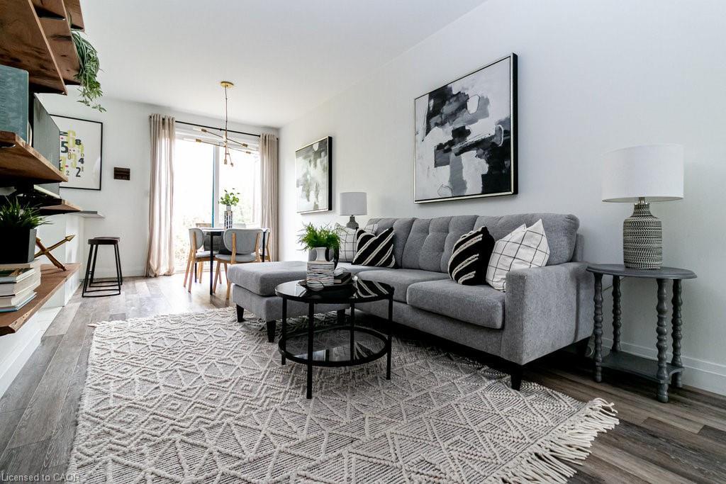 30-290 Barton Street W, Hamilton, ON - Indoor Photo Showing Living Room