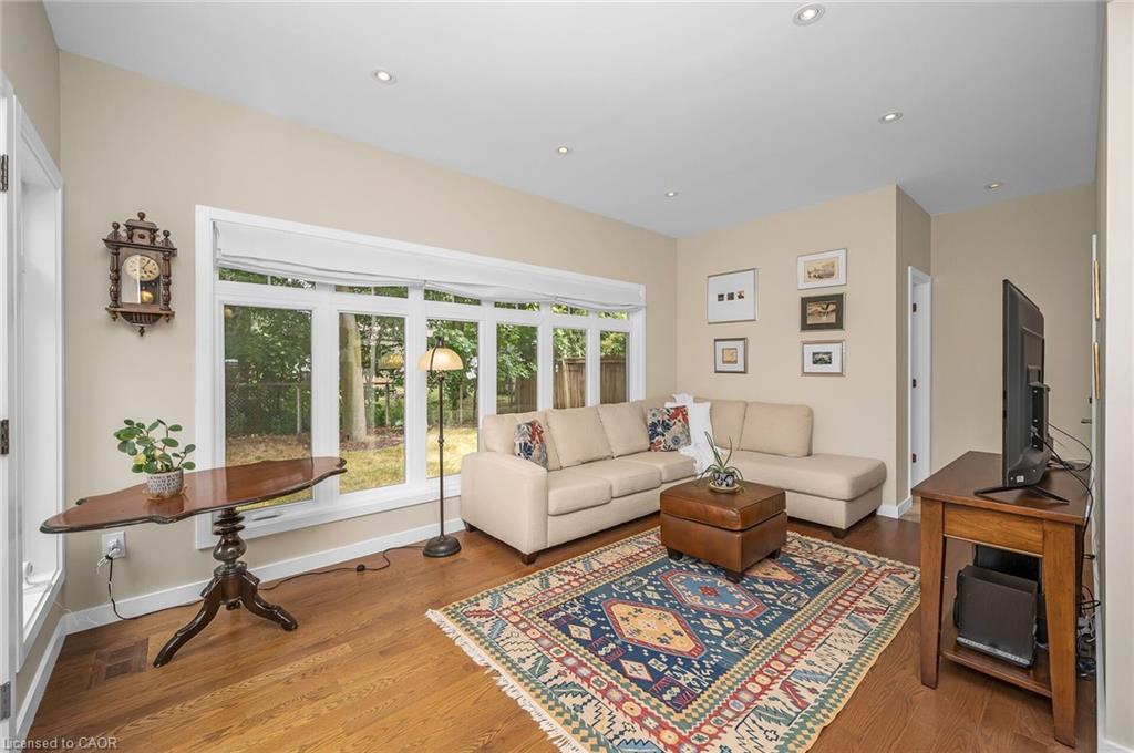 285 Surrey Drive, Oakville, ON - Indoor Photo Showing Living Room