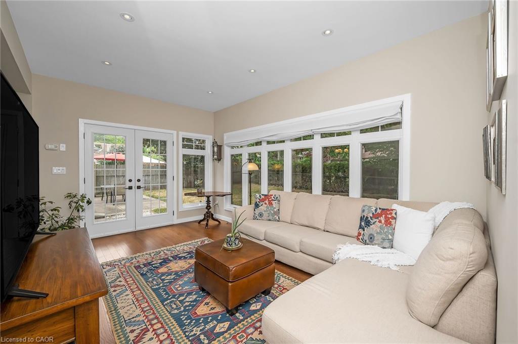 285 Surrey Drive, Oakville, ON - Indoor Photo Showing Living Room